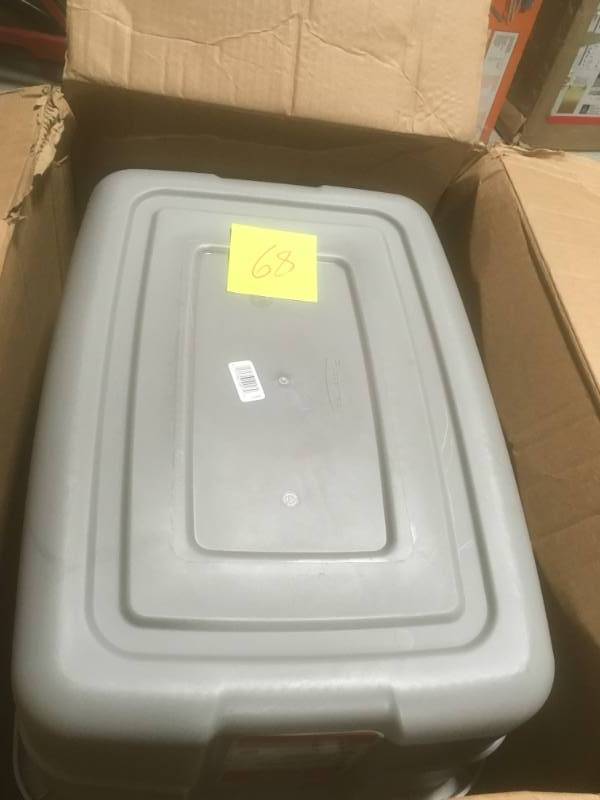 lot 68 image: Rubbermaid 10 Gal. Roughneck Storage Tote in god condition