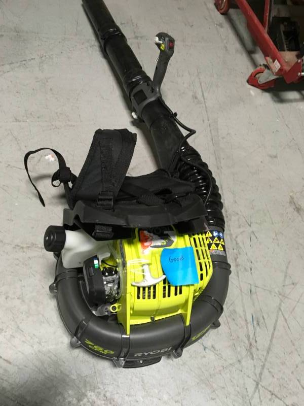 lot 28 image: RYOBI 175 MPH 760 CFM 38cc Gas Backpack Leaf Blower  in good condition