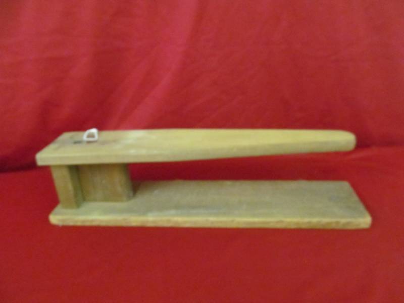 lot 3 image: vintage ironing board