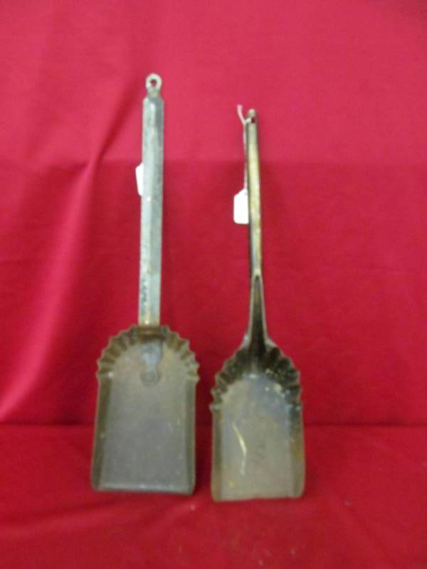 lot 19 image: ash shovel, coal shovel