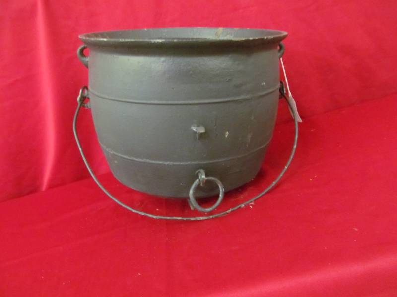 lot 20 image: cast iron kettle