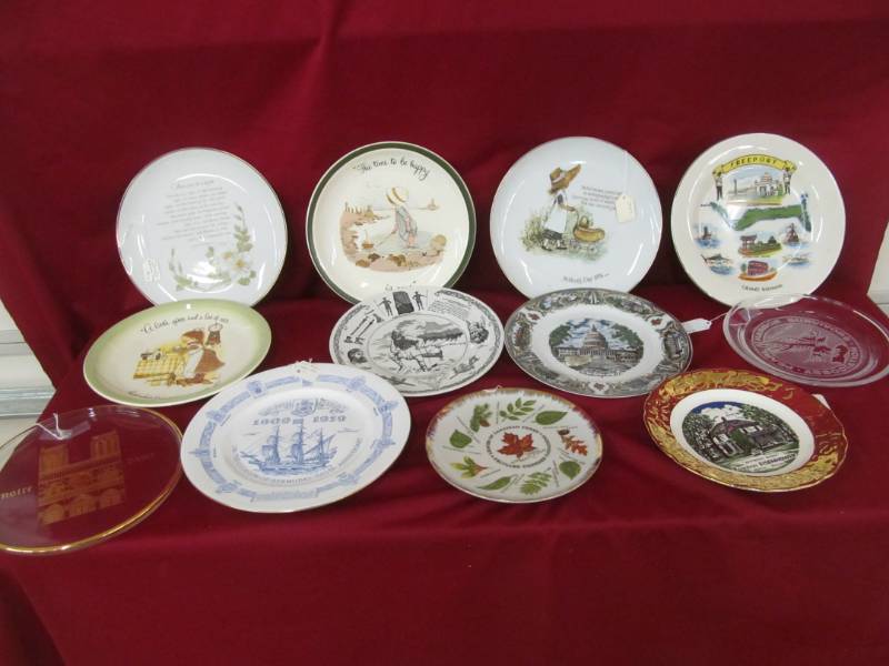 lot 24 image: decorative collector plates