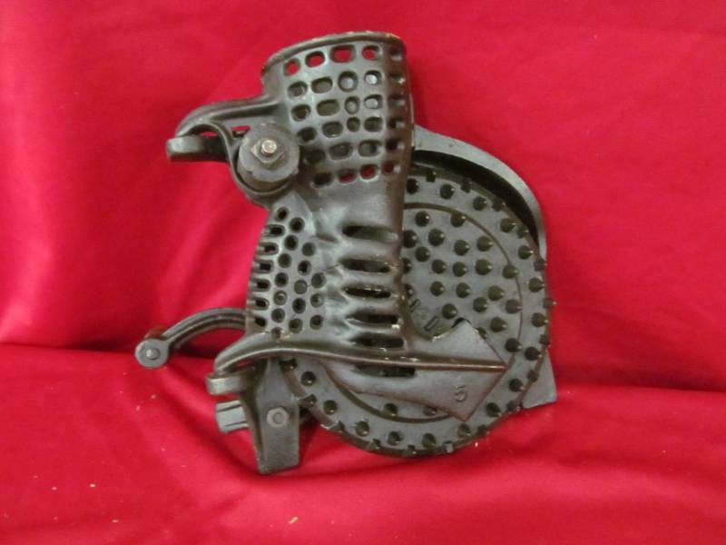lot 30 image: vintage cast-iron corn sheller