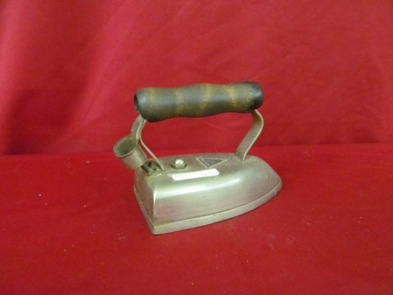 lot 37 image: vintage American Beauty Iron