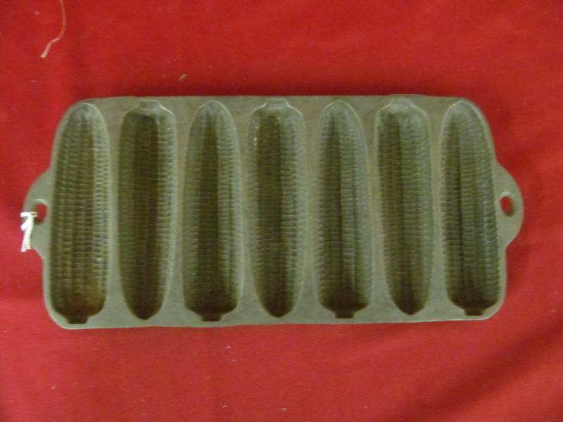 lot 45 image: vintage corn stick pan