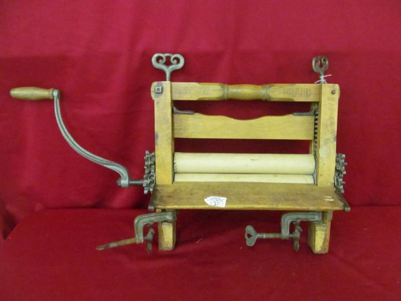 lot 47 image: Antique washer ringer