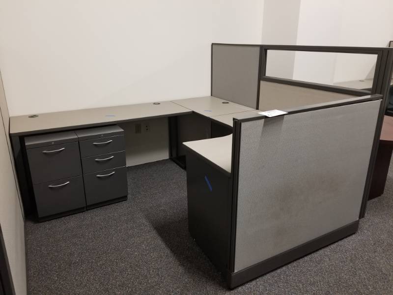 J Shaped Short Cubicle Desk Set With 3 Piece Desk Tops 2 Locking Metal Rolling Personal File Cabinets Rahr Malting Office Furniture Surplus Sale K Bid