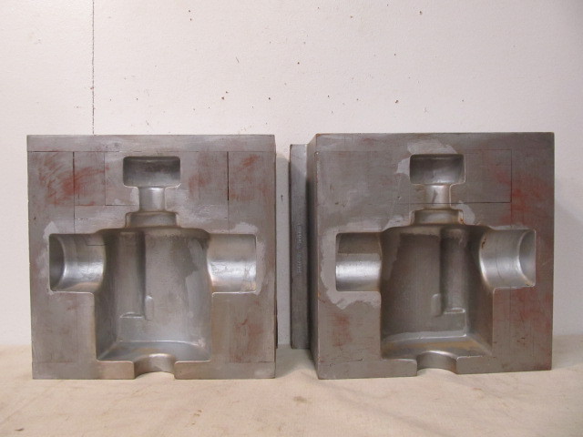 lot 14 image: Vintage Solid Wood Industrial Foundry Mold Pattern
