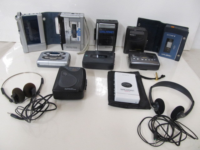 lot 27 image: Vintage WALKMAN etc Radio & Cassette Player Collection 
