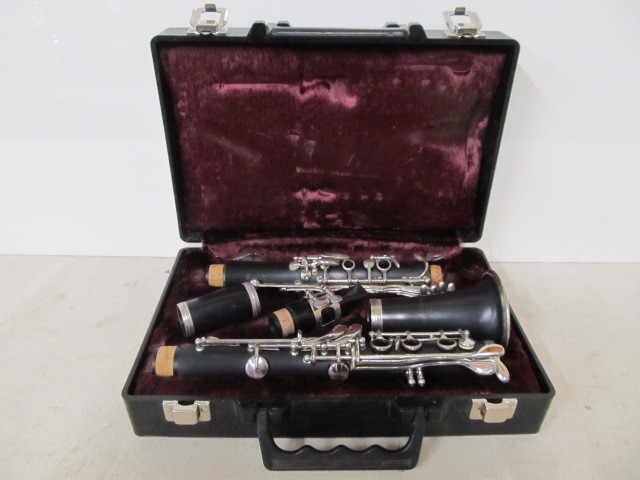 lot 54 image: Vintage ARMSTRONG Clarinet wCase