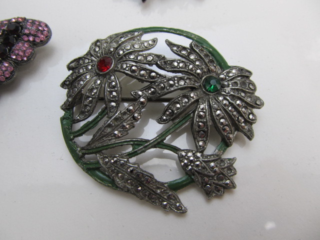 lot 109 image: Nice Group of Vintage etc Brooches