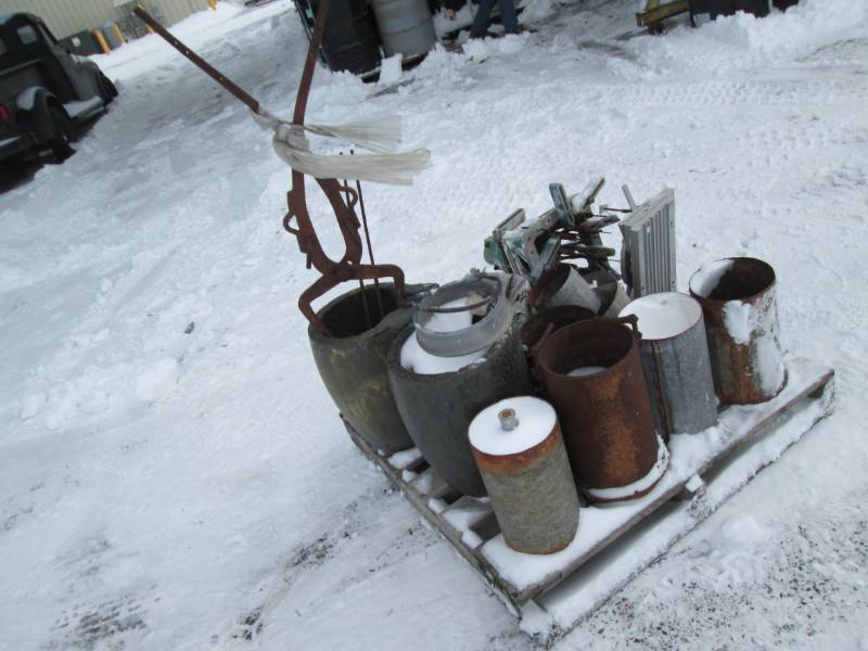 lot 16 image: Pallet of vintage foundry items and tools