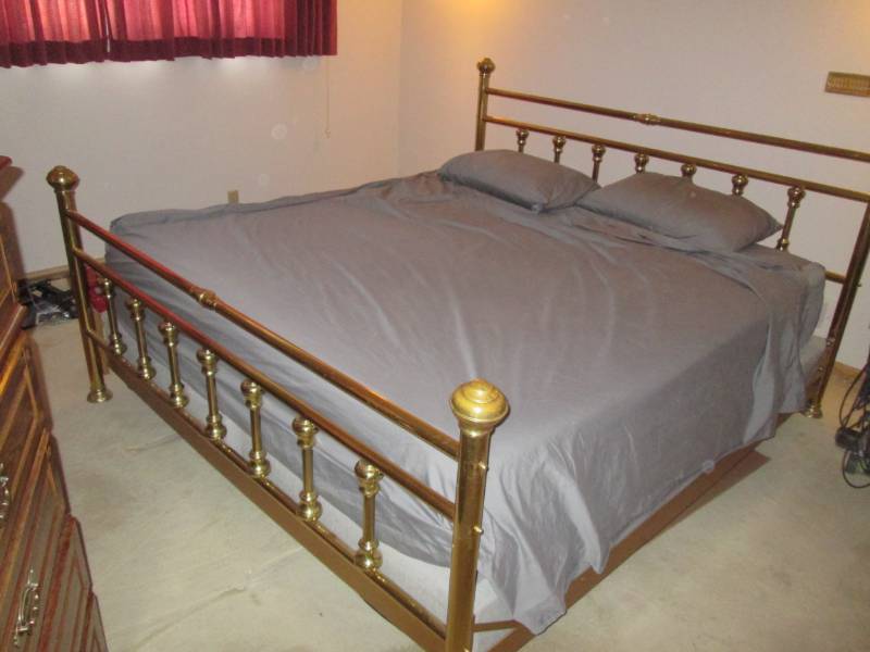 lot 302 image: King Size bed with Tempurpedic matt...
