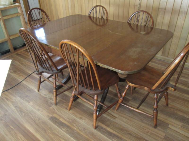 lot 303 image: Dining table with 2 leaves, 6 bentb...