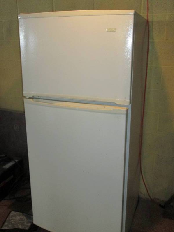 lot 318 image: Magic Chef 18 CU Foot refrigerator ...