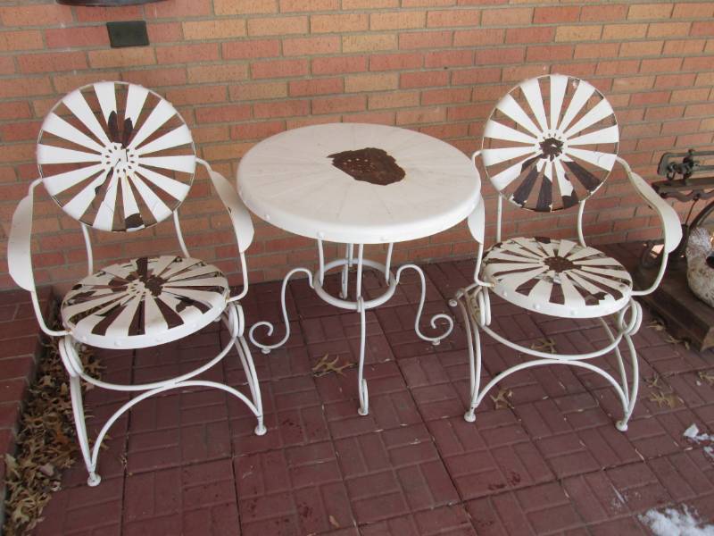 lot 319 image: Outdoor metal table and chairs...