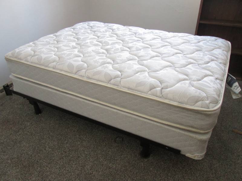 lot 320 image: Full size bed...