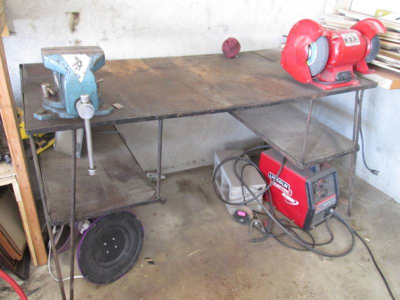 lot 332 image: Metal frame wood top bench w vise a...