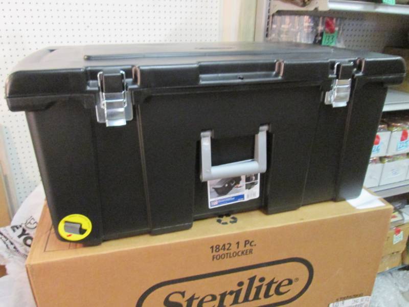 lot 26 image: Sterilite 92 quart Footlocker Stora...