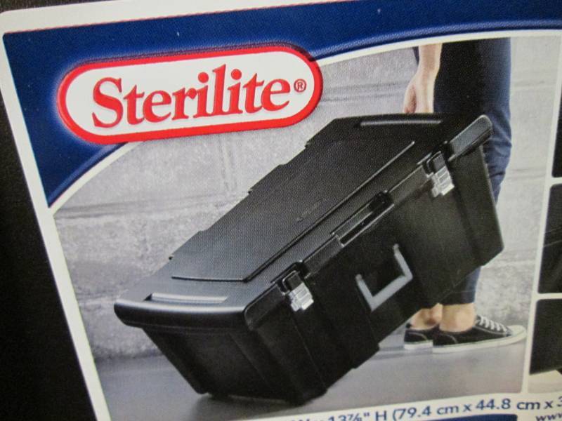lot 27 image: Sterilite 92 quart Footlocker Stora...