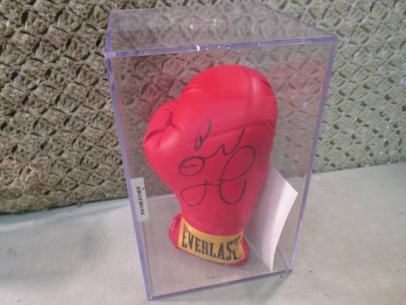 lot 92 image: Signed Mayweather Everlast Boxing G...