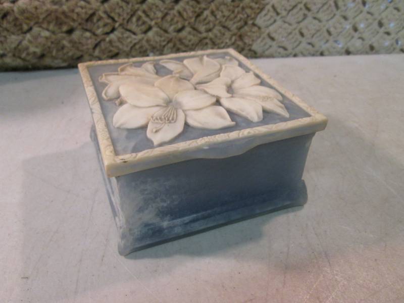 lot 152 image: Vintage Genuine Incolay Stone Trink...