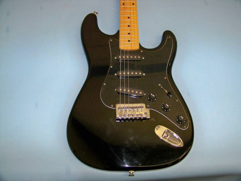 lot 45 image: Gibson, Epiphone, Electric Guitar
