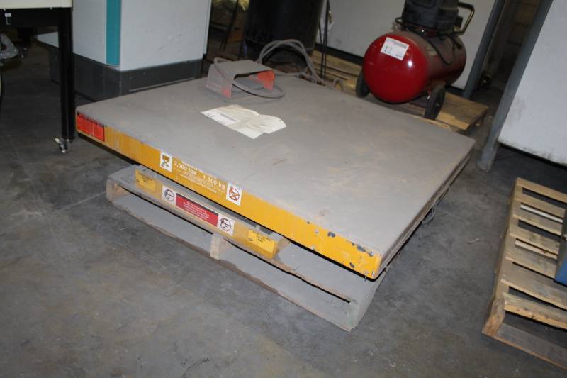 lot 51 image: Electric Lift Table