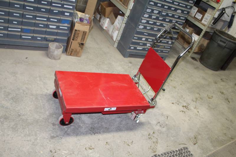 lot 71 image: Uline Lift Table