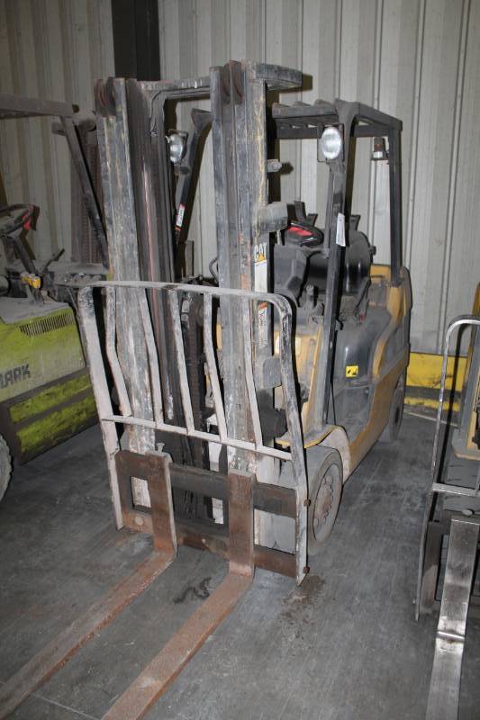 lot 2 image: Caterpillar C5000 Fork Lift