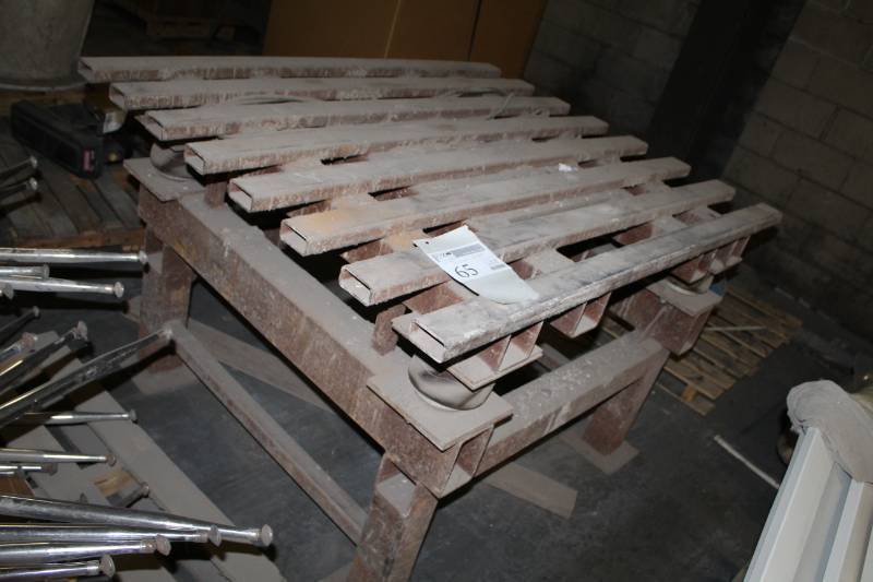 lot 65 image: Metal Vibratory Table with 2-Brecon Lizenz Bosch Electric Vibrators