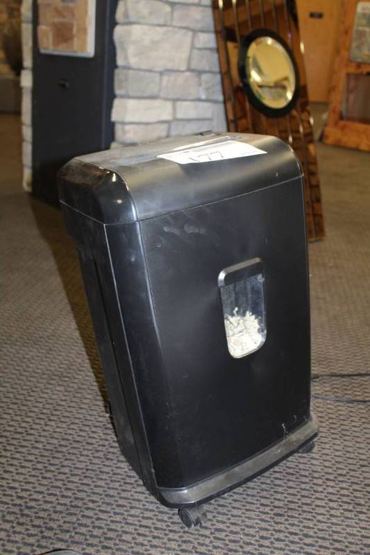 lot 177 image: Staples Paper Shredder