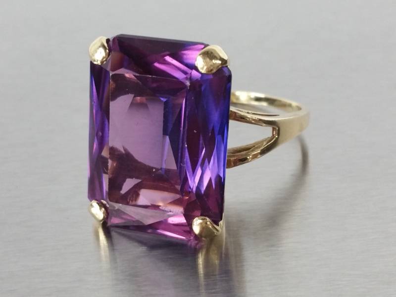 lot 12 image: 14 CT Color Change Sapphire in 14k Yellow Gold