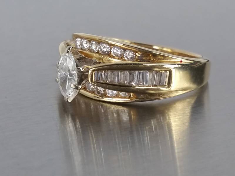 lot 18 image: Ladies Diamond Estate Ring