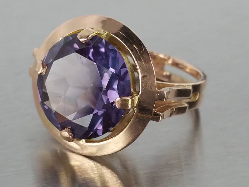 lot 22 image: Ladies 5 CT Color Change Purple Sapphire Estate Ring in 14k Gold