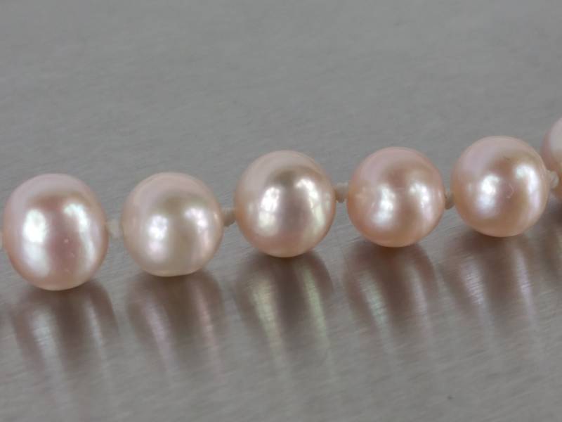 lot 33 image: High Quality Pink Pearl Necklace in 14k Gold
