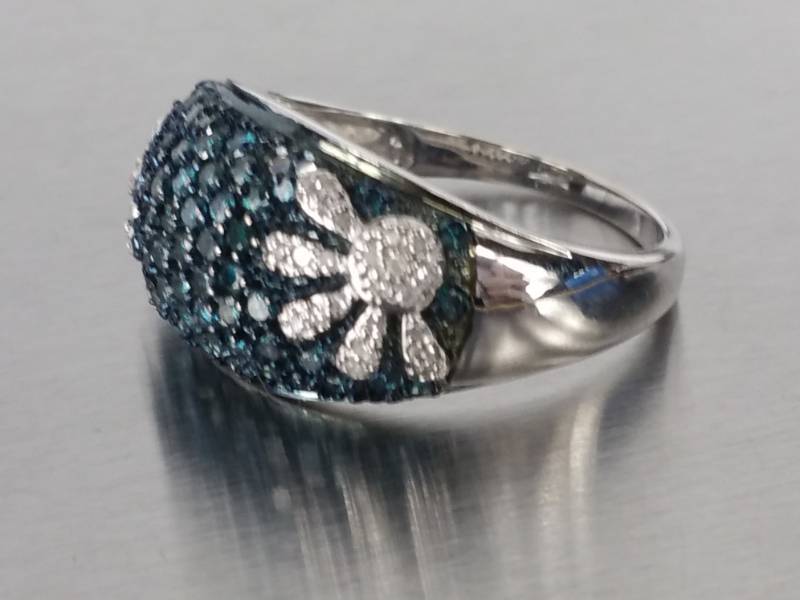 lot 38 image: Splendid Blue and Pave White Diamonds Estate Ring in 10k White Gold