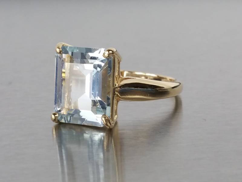 lot 49 image: Elegant Fine Natural Aquamarine Estate Ring in 14k Gold