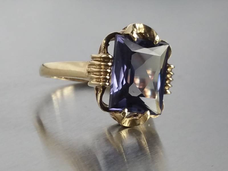 lot 57 image: 6 CT Alexandrite Estate Ring in 10k Yellow Gold