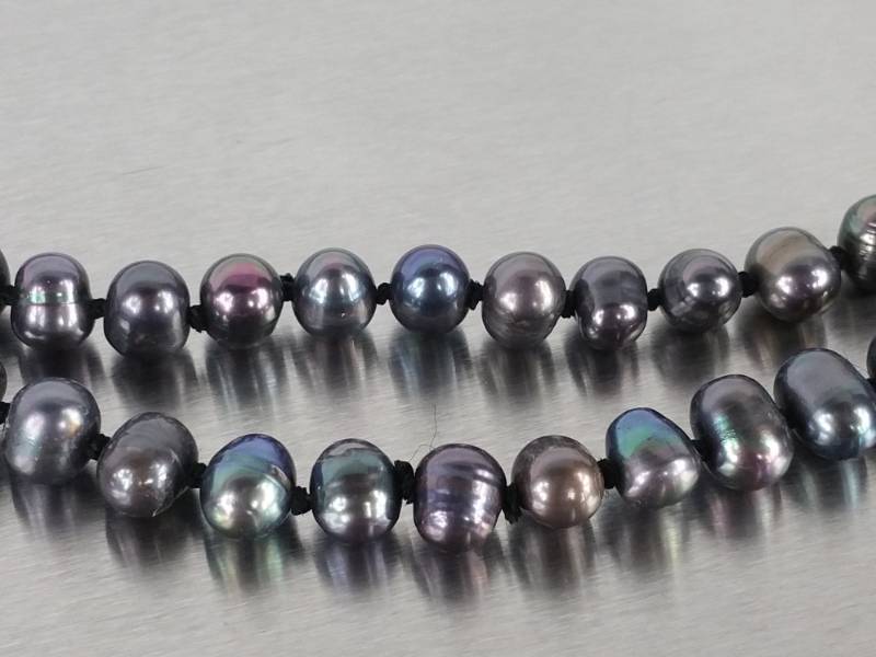 lot 63 image: Tahitian 24 Black Peacock Pearl Estate Necklace