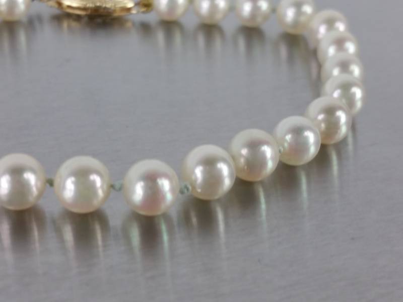 lot 77 image: Beautiful Pearl Bracelet in 14k Gold