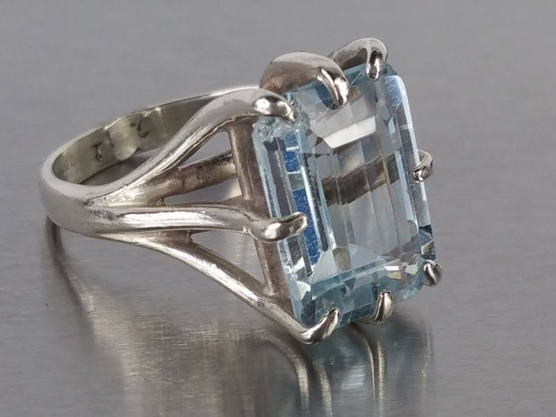 lot 80 image: Ladies 8 CT Natural Fine Aquamarine Estate Ring in Sterling Silver