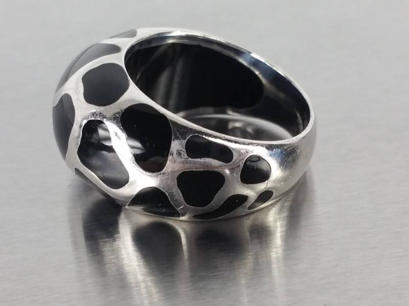 lot 82 image: Jacquline de Paris Designer Sterling Silver Ring