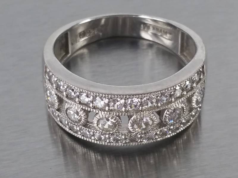 lot 99 image: Beautiful White Sapphire Sterling Silver Estate Ring