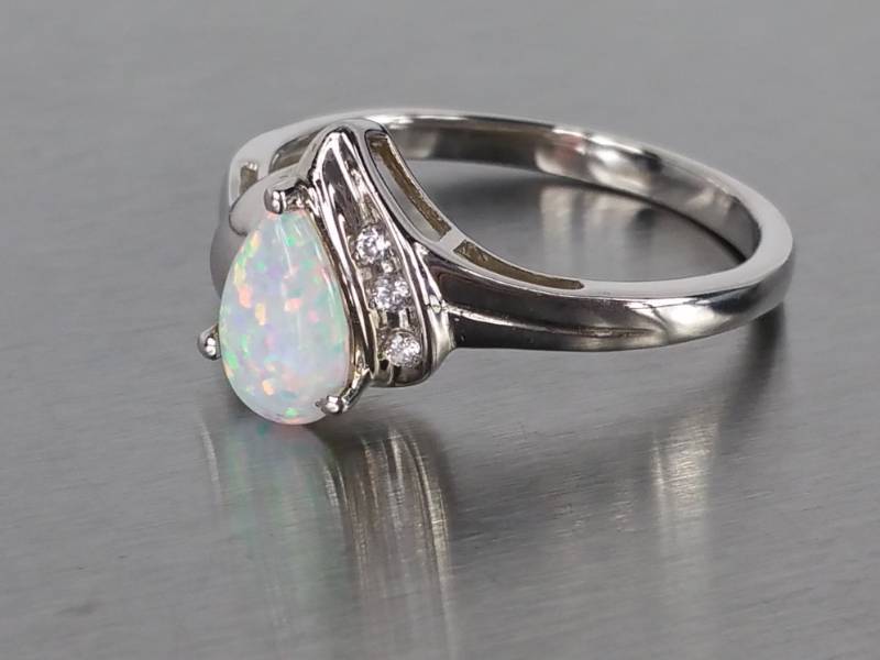 lot 101 image: Gorgeous Opal Ring in Sterling Silver