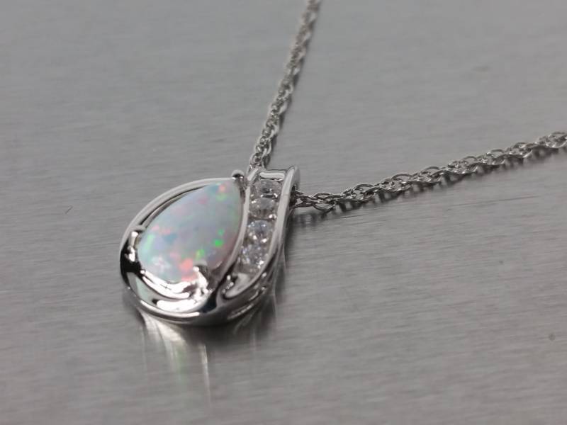 lot 102 image: Gorgeous Opal Necklace in Sterling Silver