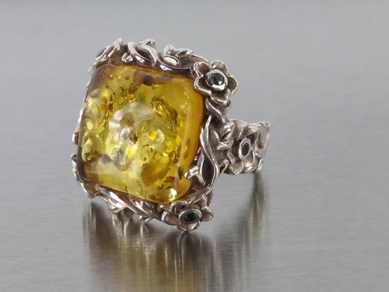 lot 114 image: Lovely Amber Estate Ring in Sterling Silver