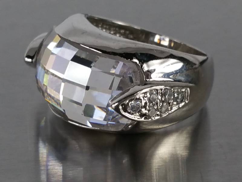 lot 122 image: Ladies Designer Estate Ring in Sterling Silver