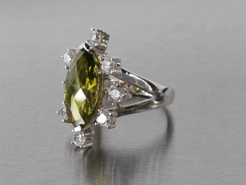 lot 131 image: Dazzling Olive Green Ring in Sterling Silver