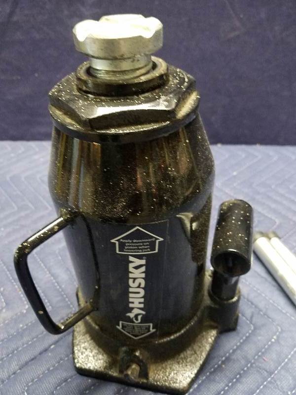 lot 104 image: Bottle Jack